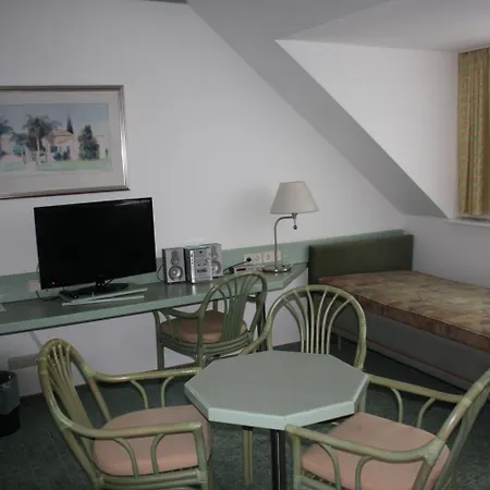 Christinenhof Garni - 3*